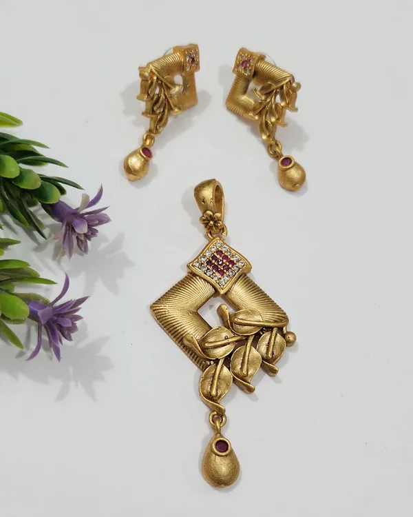 Antique_Gold_Brass_Square_Leaf_Pandent_Set_For_Women