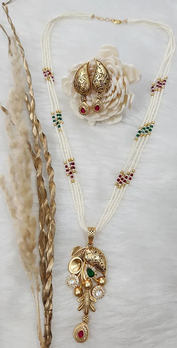 Traditional_Gold-Plated_Paisley_Pendant__&_Pearl_Mala_Set