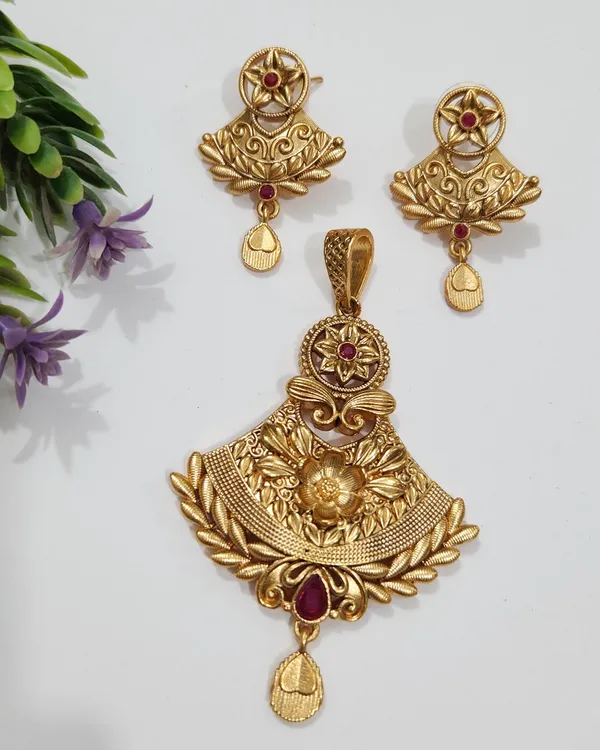 Antique_Gold_Brass_Suryapriya_Pendant_Set_For_Women