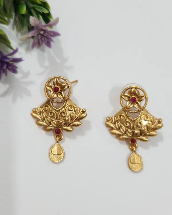Antique_Gold_Brass_Suryapriya_Pendant_Set_For_Women