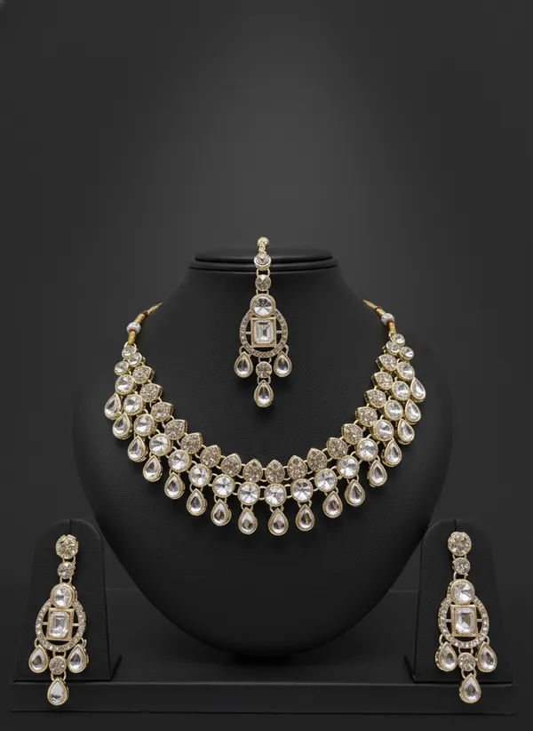 Prismatic_White_Kundan_Necklace_Set
