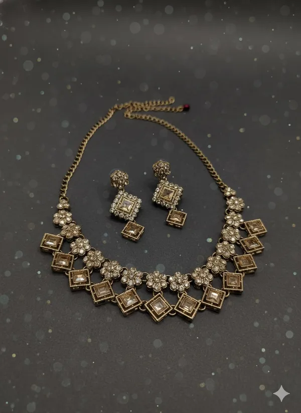 Ivory_Creame_Stupik_Kundan_Necklace_Set