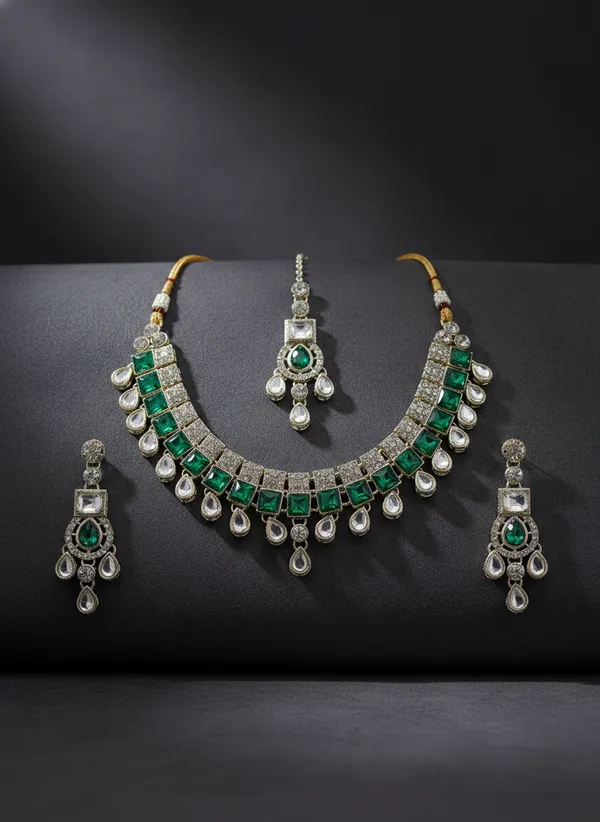 Emaraled_Green_Kundan_Necklace_Set
