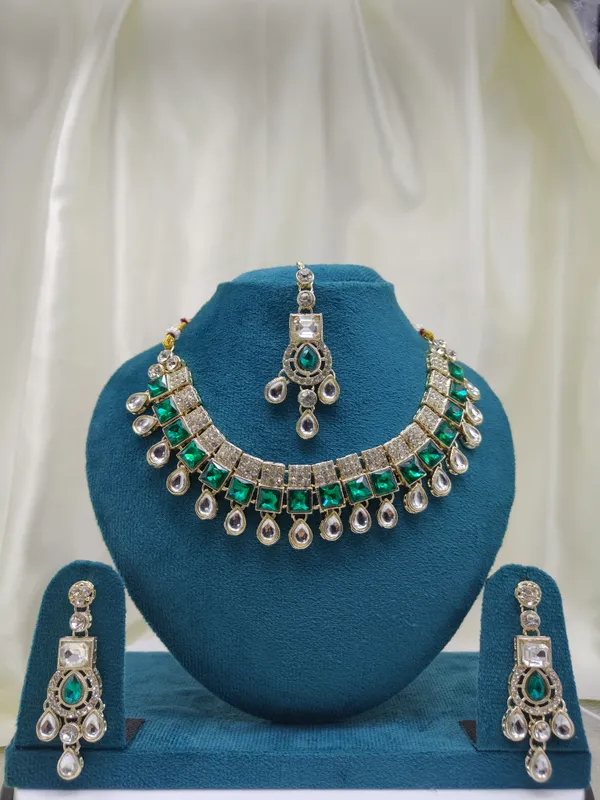 Emaraled_Green_Kundan_Necklace_Set