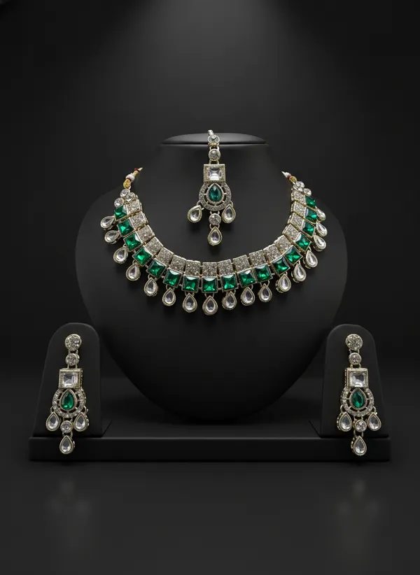 Emaraled_Green_Kundan_Necklace_Set