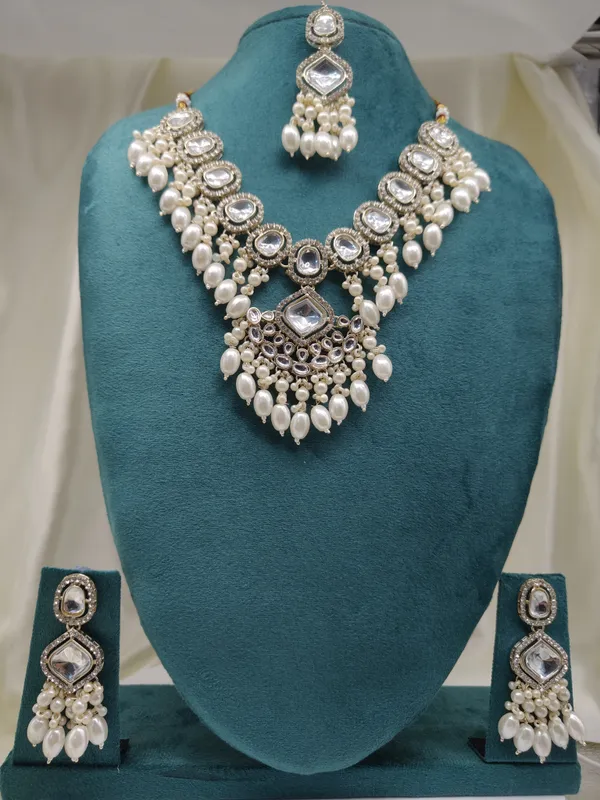 Pearl_White_Vogue_Kundan_Necklace_Set