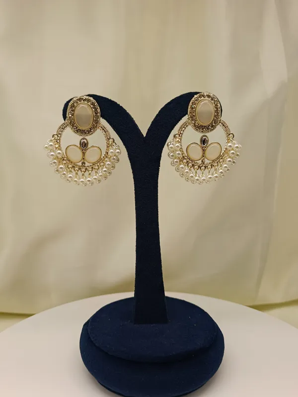 White_Pearl_&_Studd_Kundan_Chaandbali