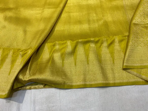 Yellow_Banarasi_Brocade_Premium_&_Elegant_Zari_Weaving_Saree_With_Unstitched_Blouse_For_Women