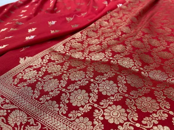 Red_Dola_Silk_Premium_&_Elegant_Zari_Weaving_Saree_With_Unstitched_Blouse_For_Women