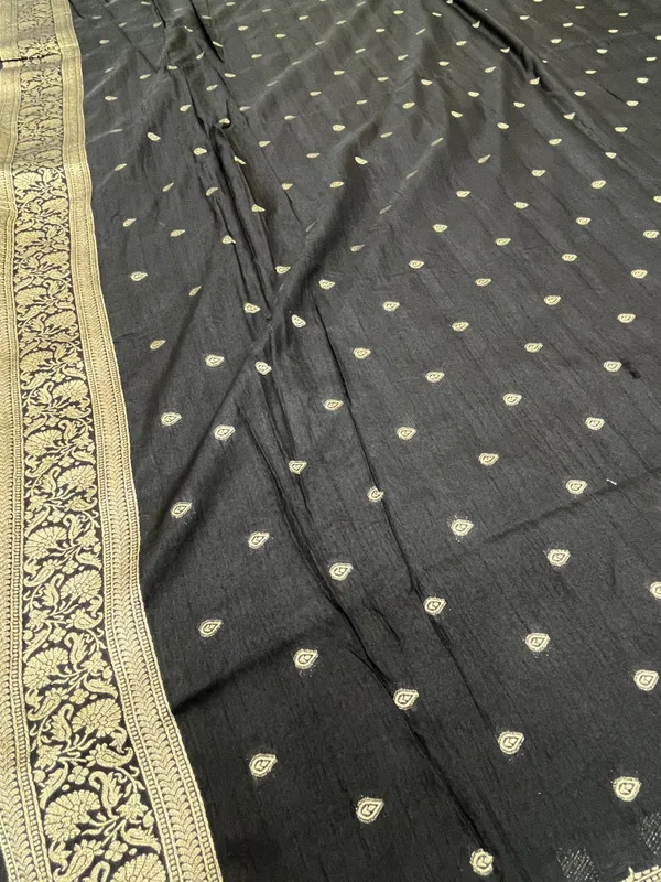 Black_Dola_Silk_Premium_&_Elegant_Zari_Weaving_Saree_With_Unstitched_Blouse_For_Women