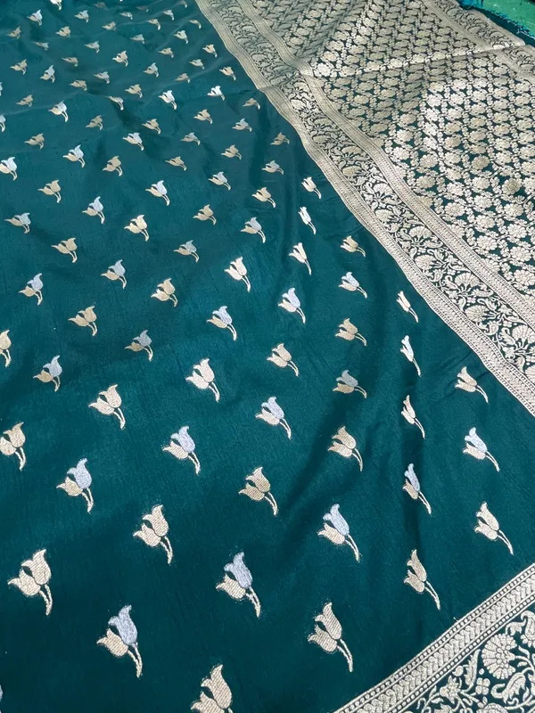 Dola_Silk_Green_Saree_|_Premium_&_Elegant_Zari_Weaving_Saree_With_Unstitched_Blouse_For_Women