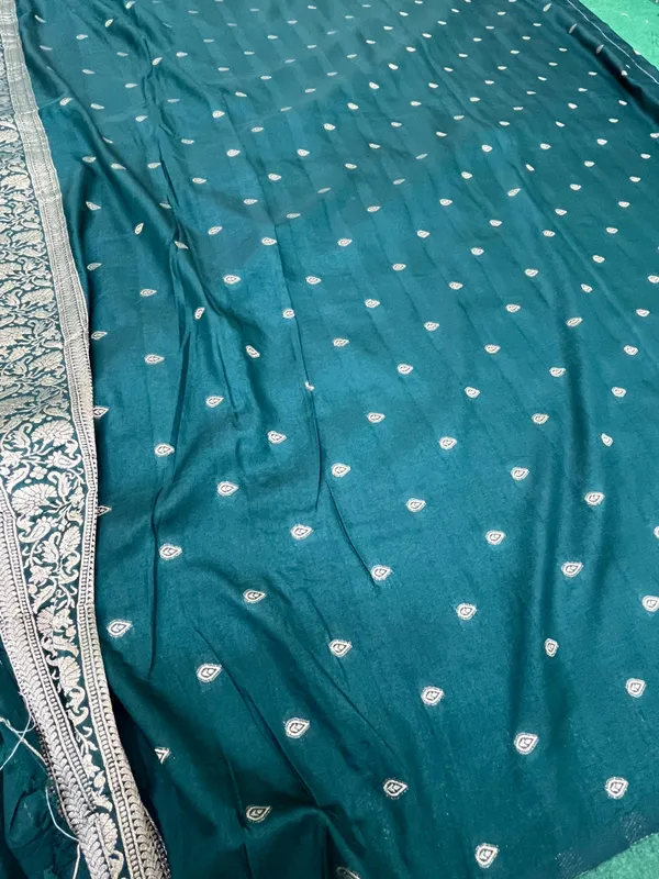 Dola_Silk_Green_Saree_|_Premium_&_Elegant_Zari_Weaving_Saree_With_Unstitched_Blouse_For_Women
