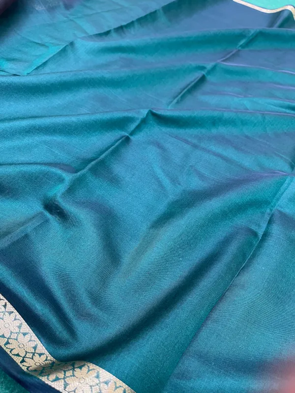 Maroon_And_Green_Banarasi_Cotton_Silk_Premium_&_Elegant_Zari_Weaving_Saree_With_Unstitched_Blouse_For_Women
