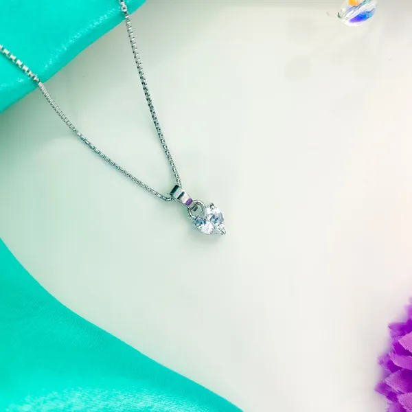 Silver_Heart-Shaped_Crystal_Pendant_Necklace