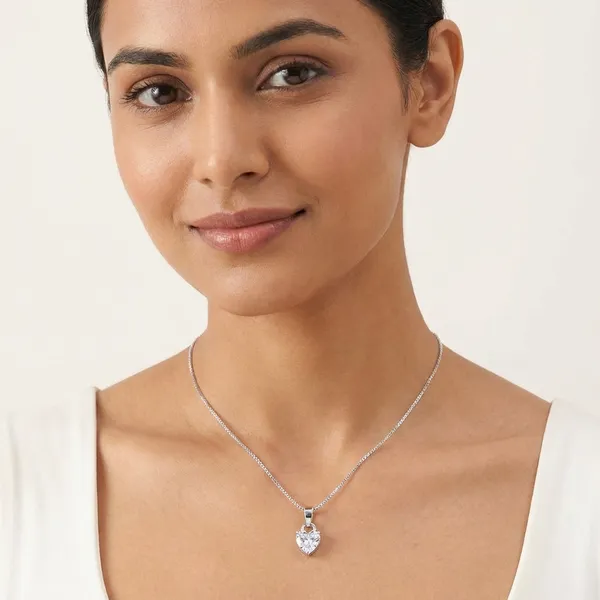 Silver_Heart-Shaped_Crystal_Pendant_Necklace