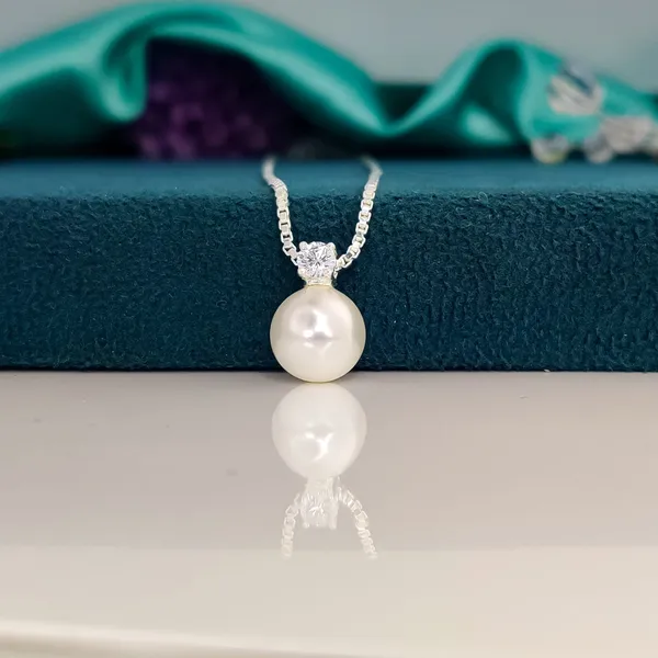 White_Elegant_Pearl_Pendant_Necklace_With_Crystal_Accent