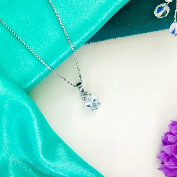 Silver_Elegant_Crystal_Pendant_Necklace_With_Silver_Chain