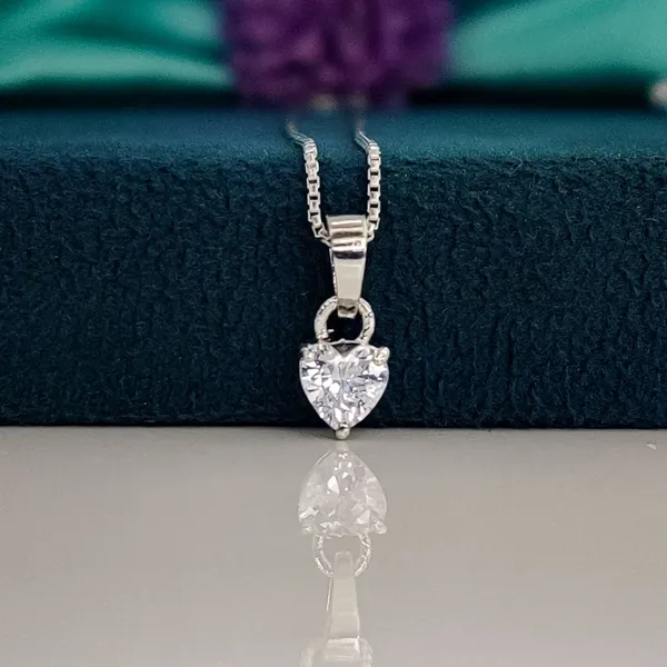 Silver_Heart-Shaped_Crystal_Pendant_Necklace