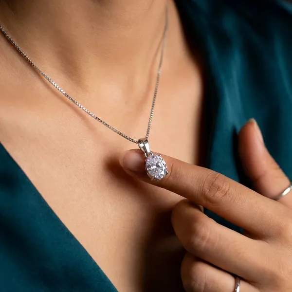 Silver_Elegant_Crystal_Pendant_Necklace_With_Silver_Chain