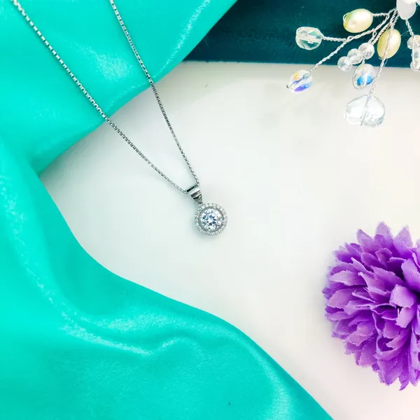 Silver_Elegant_Round_Halo_Diamond_Pendant_Necklace_With_Silver_Chain