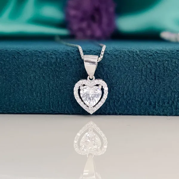 Silver_Elegant_Heart_Shaped_Crystal_Pendant_Necklace_With_Silver_Chain