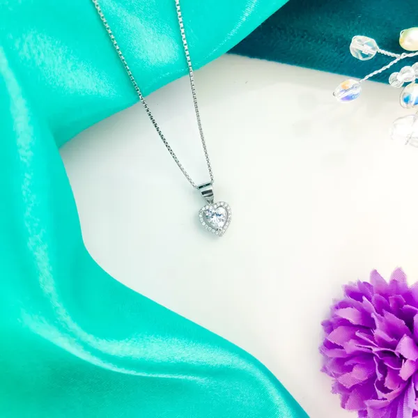 Silver_Elegant_Heart_Shaped_Crystal_Pendant_Necklace_With_Silver_Chain