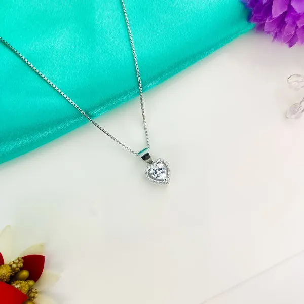 Silver_Elegant_Heart_Shaped_Crystal_Pendant_Necklace_With_Silver_Chain