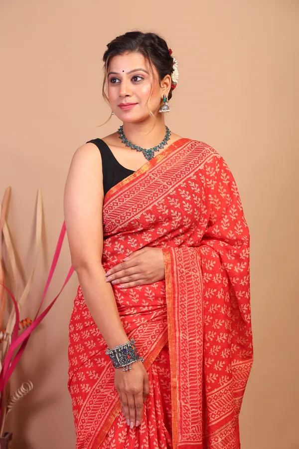 Red_Cotton_Silk_Floral_Bhagalpuri_Saree_With_Unstitched_Blouse