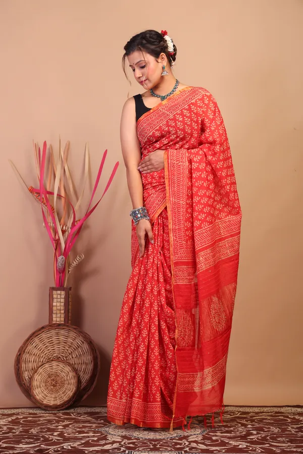 Red_Cotton_Silk_Floral_Bhagalpuri_Saree_With_Unstitched_Blouse