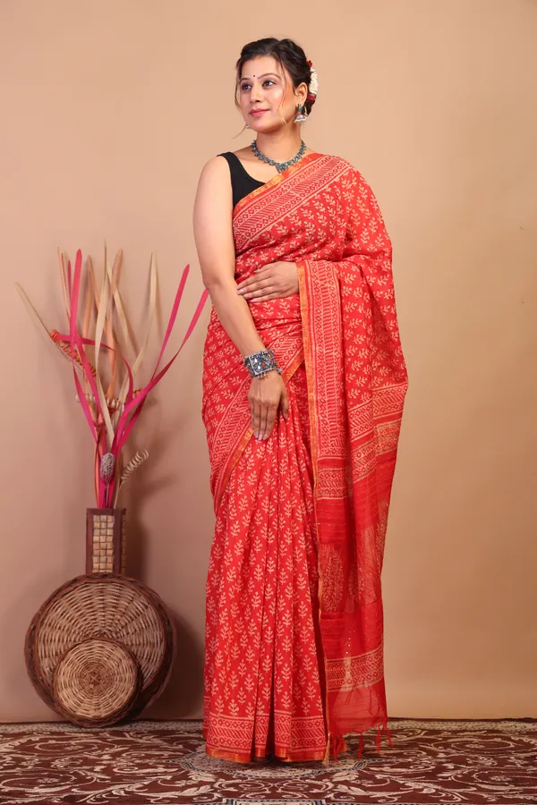 Red_Cotton_Silk_Floral_Bhagalpuri_Saree_With_Unstitched_Blouse