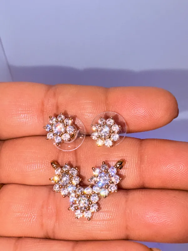 ALPIFY_–_Snowflake_Shine_Pendant_Set