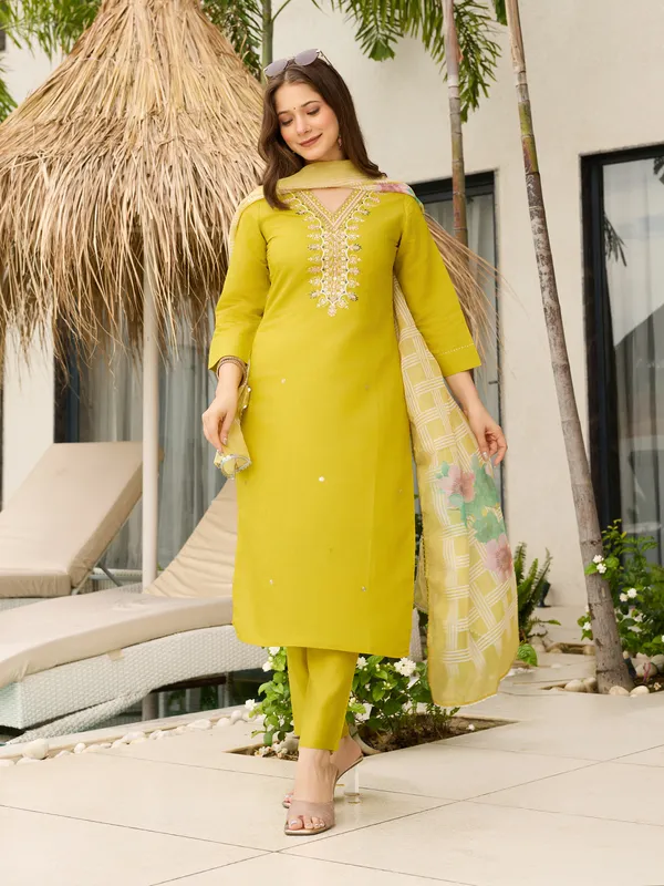 Yellow_Viscose_Embroidered_Kurta_Set_With_Taby_Dupatta_For_Women