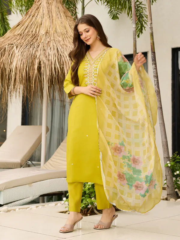 Yellow_Viscose_Embroidered_Kurta_Set_With_Taby_Dupatta_For_Women