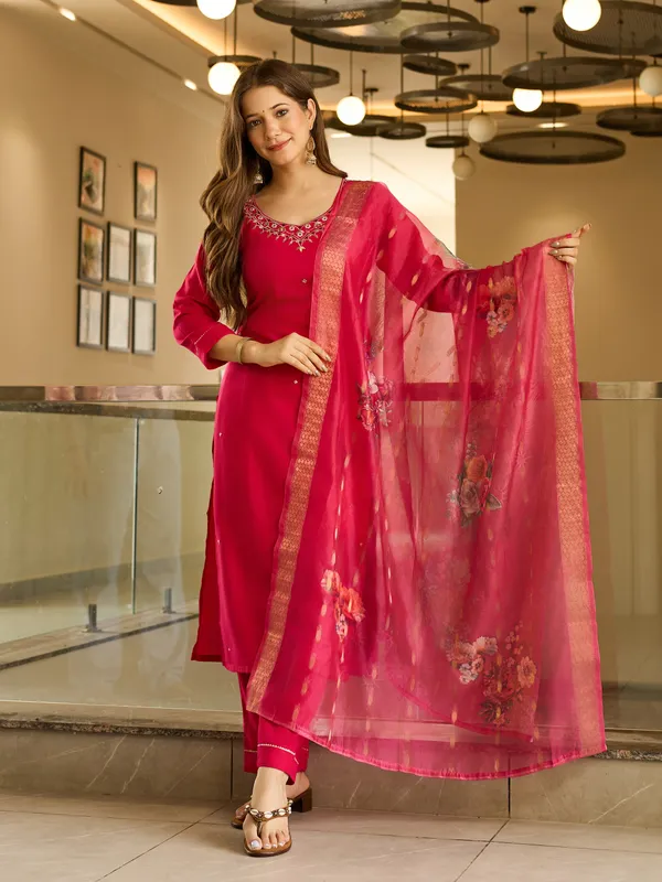 Red_Viscose_Embroidered_Kurta_Set_With_Organza_Dupatta_For_Women