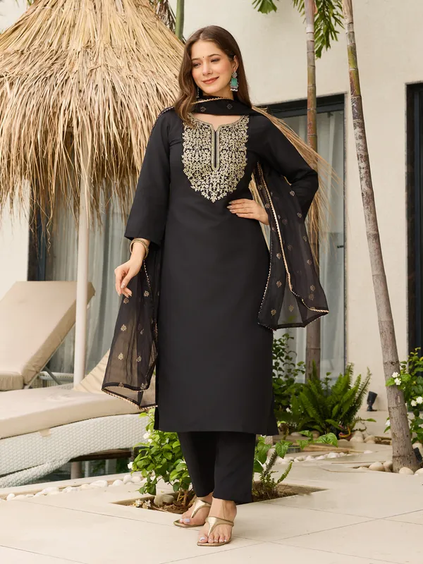 Black_Viscose_Embroidered_Kurta_Set_With_Organza_Dupatta_For_Women