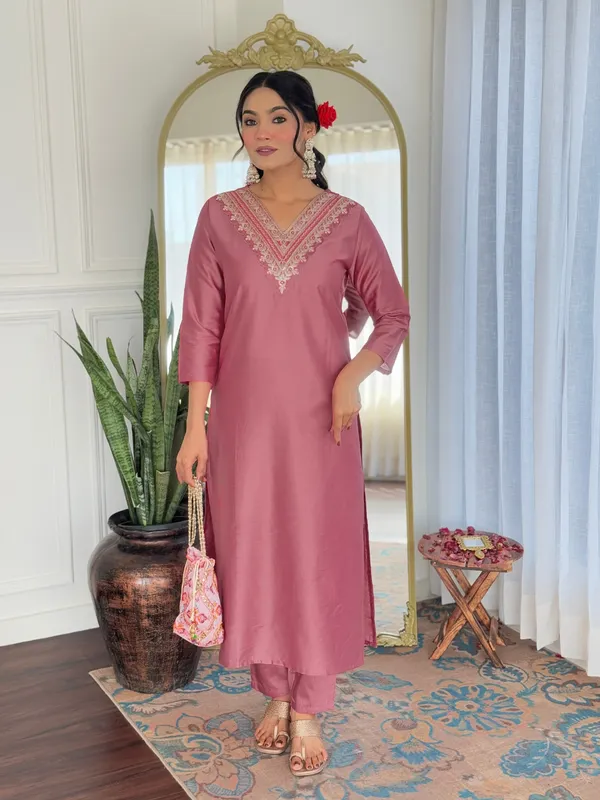 Gajri_Rayon_Embroidered_Kurta_Set_With_Taby_Dupatta_For_Women