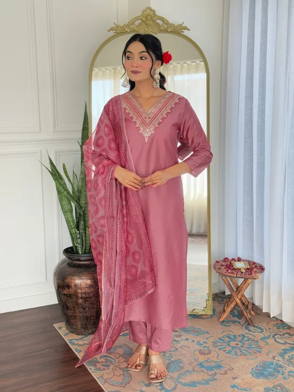 Gajri_Rayon_Embroidered_Kurta_Set_With_Taby_Dupatta_For_Women