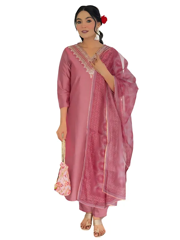 Gajri_Rayon_Embroidered_Kurta_Set_With_Taby_Dupatta_For_Women
