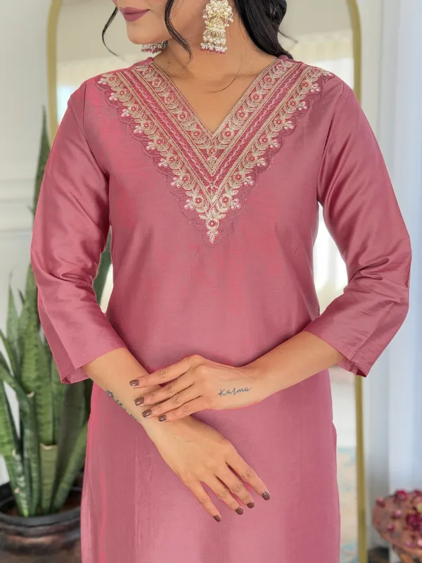 Gajri_Rayon_Embroidered_Kurta_Set_With_Taby_Dupatta_For_Women