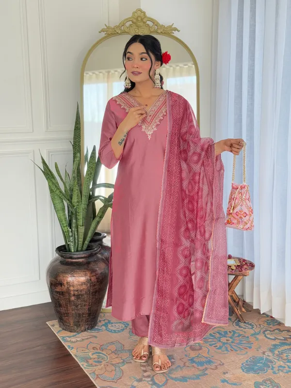 Gajri_Rayon_Embroidered_Kurta_Set_With_Taby_Dupatta_For_Women