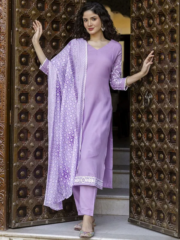 Lavender_Rayon_Embroidered_Kurta_Set_With_Taby_Dupatta_For_Women