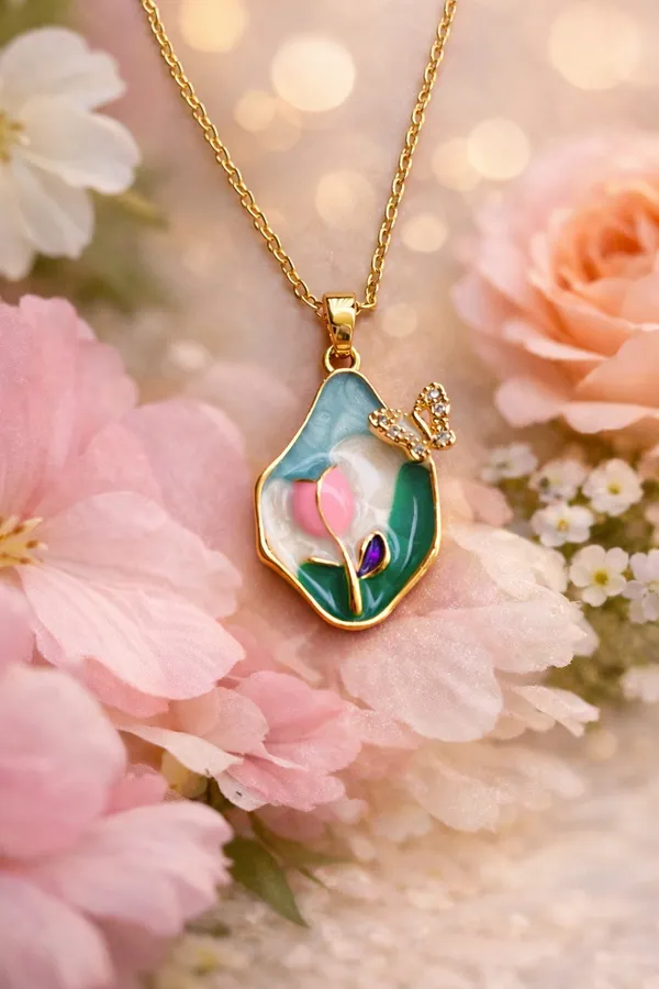 Gold-toned_pendant_chain