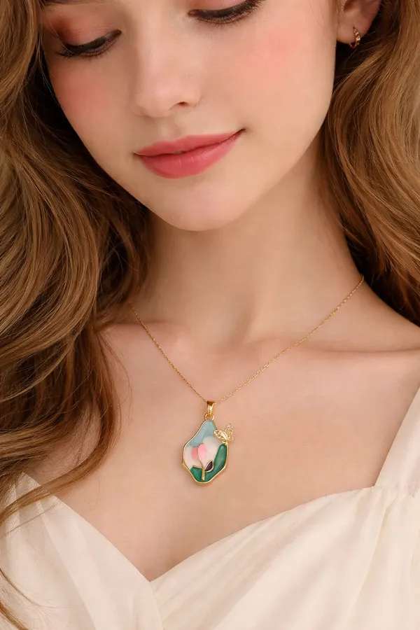 Gold-toned_pendant_chain