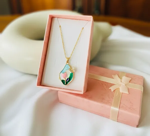 Gold-toned_pendant_chain