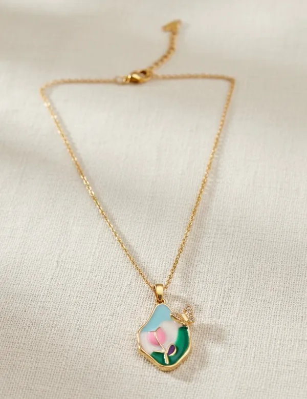 Gold-toned_pendant_chain