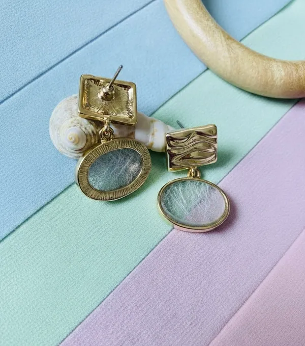 Square-shaped_gold-toned_stud