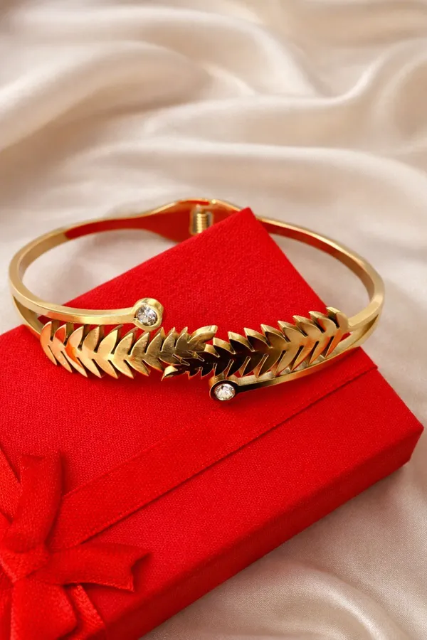 Dual-leaf_cut-work_kada
