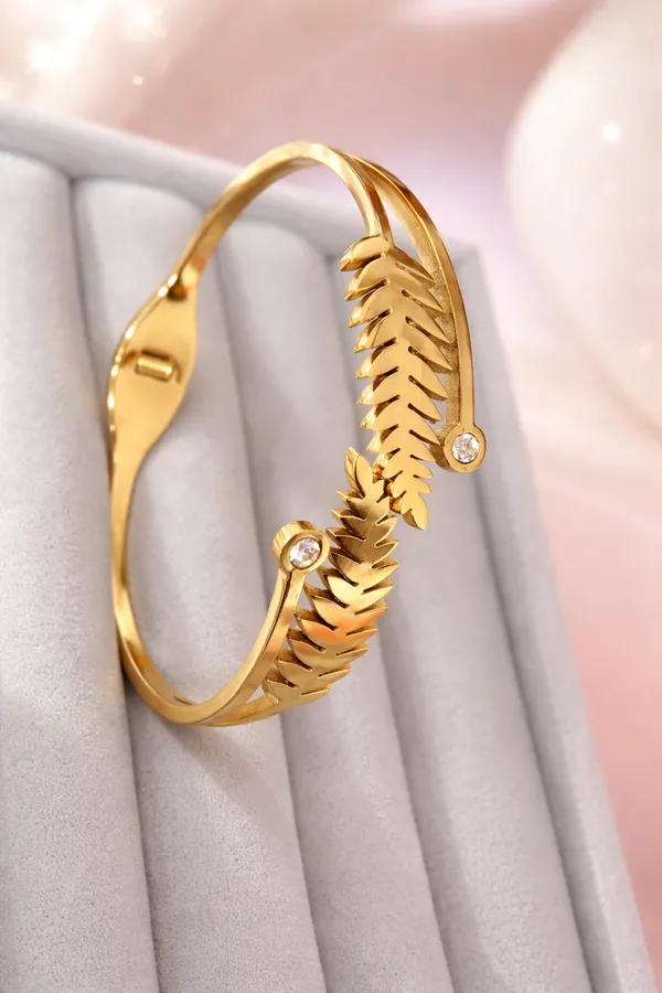 Dual-leaf_cut-work_kada