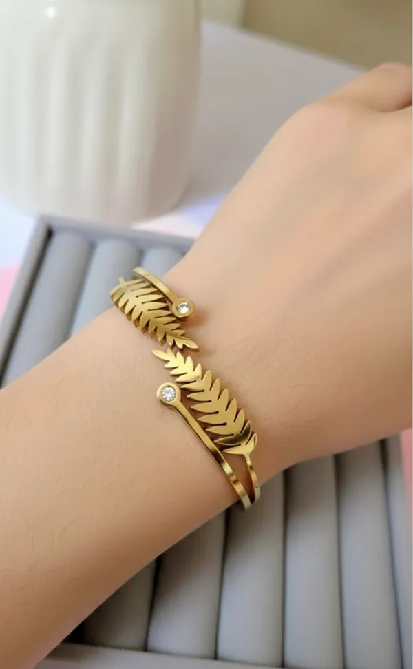 Dual-leaf_cut-work_kada