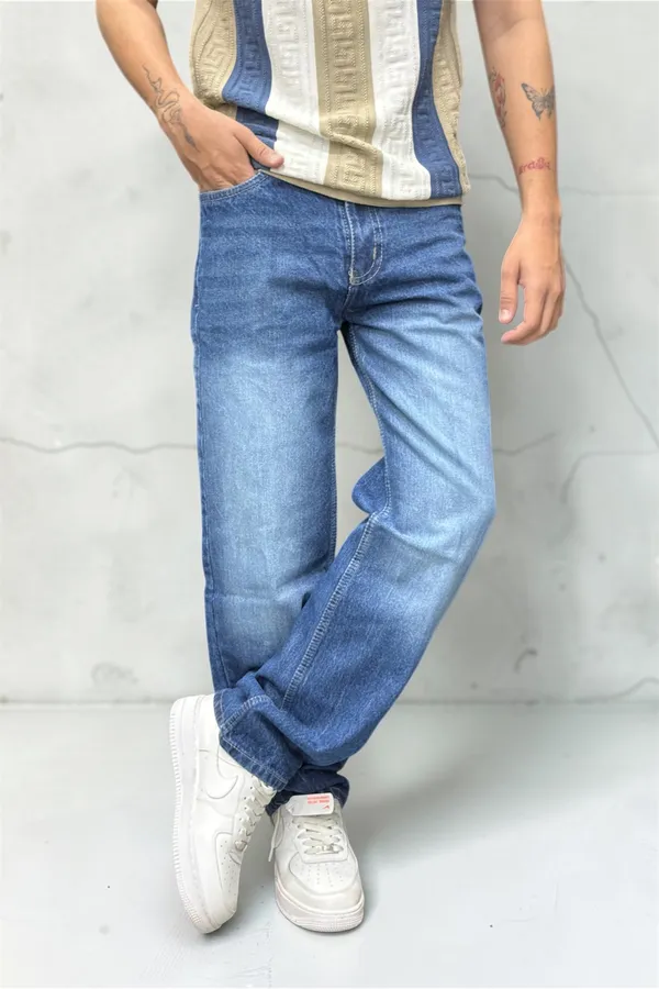 Straight_fit_jeans_light_blue_wash